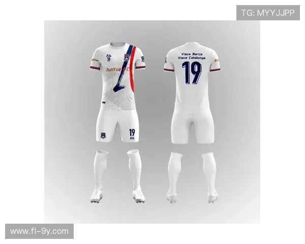 围绕国足灰色足球训练裤解析其设计亮点与实战表现优势趋势发展性